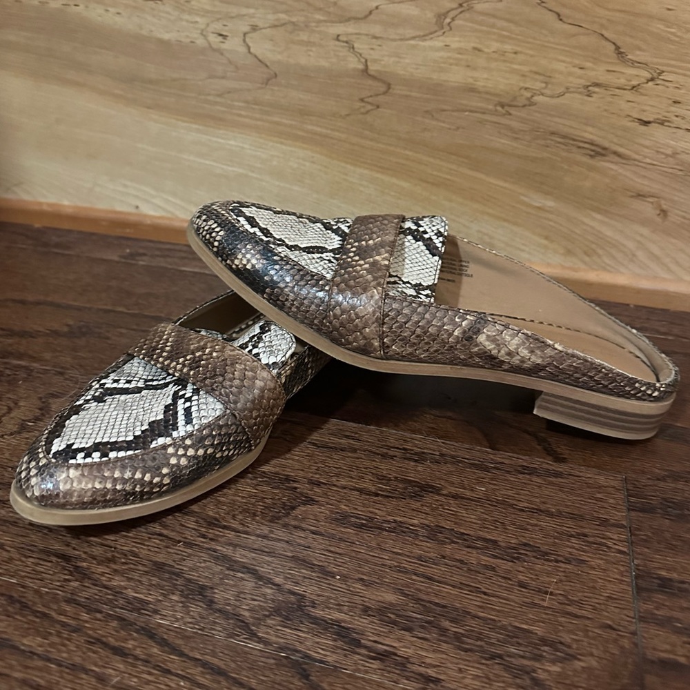 Target Universal Thread vegan snakeskin pattern slip-on flats/loafers (Size 8)